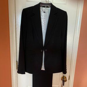 Tahari Black 2 Piece Pant Suit, Size 4, New